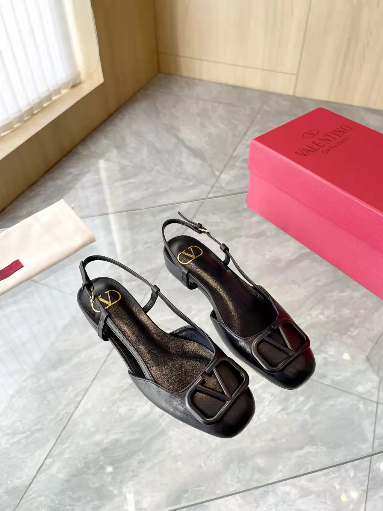 👟👟Ex-factory price 400👟👟 Genuine leather sole +40 Top version 𝑉𝐴𝐿𝐸𝑁𝑇𝐼𝑁𝑂 Valentino new spring and summer women's back hollow new sandals. Unique V-buckle hardware accessories bring out a full sense of luxury. The new season will live up to expectations! Worth buying★Absolutely high-grade❥Original method, Absolutely sensual❥Elegant style, creating a different feeling, simple and elegant style!  Code number: 35-41 (34-42 customized, non-returnable) Fabric: Imported sheepskin Inner foot pads: Inner sheepskin Heel height: 2 cm Leather outsole Rubber outsole